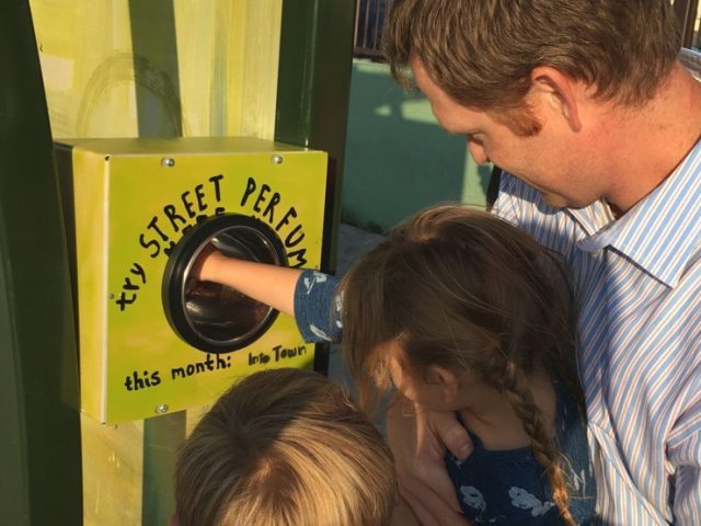 На автобусной остановке в Лос-Анджелесе можно выбрать запах города