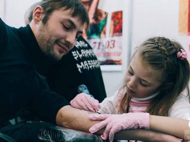 История: 7-летняя татуировщица выиграла приз на фестивале в Екатеринбурге