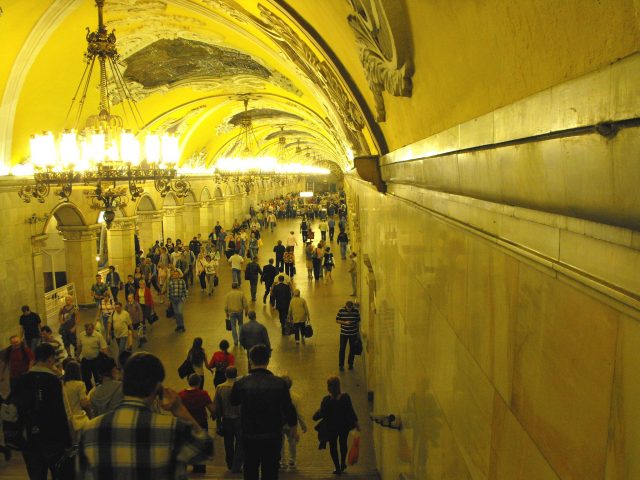 «Яндекс»: по утрам в метро ищут сонники и молитвы