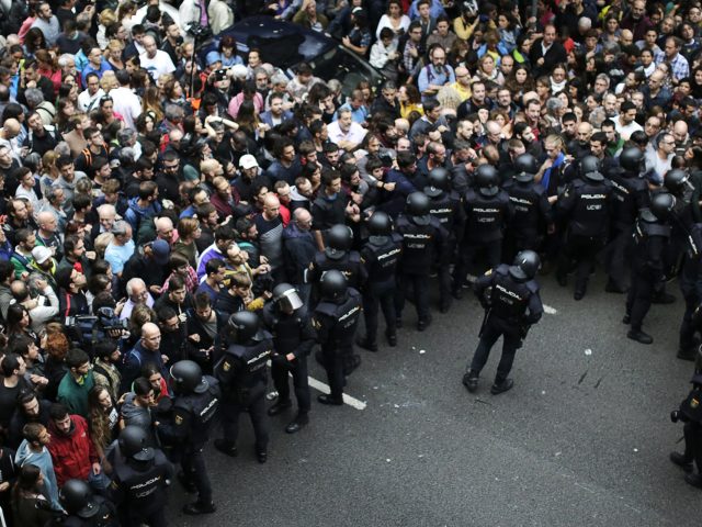 Референдум в Каталонии: очереди, дубинки и резиновые пули