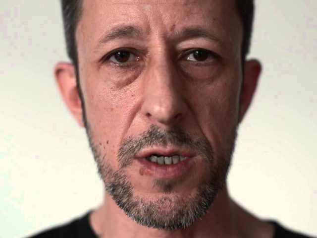 «Подправлю климат»: в Красноярске агитируют за солиста группы «Кровосток»