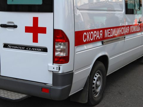 Фонд Олега Дерипаски «Вольное дело» передал машины скорой помощи и маски в 12 городов России