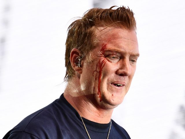 Лидер Queens of the Stone Age ударил ногой женщину-фотографа