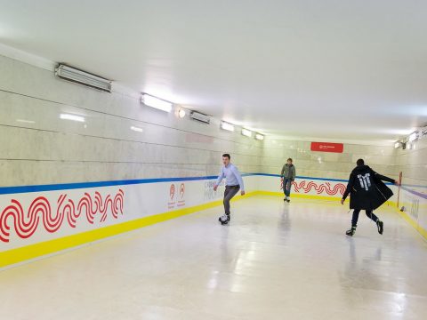 В московском метро заработал бесплатный каток