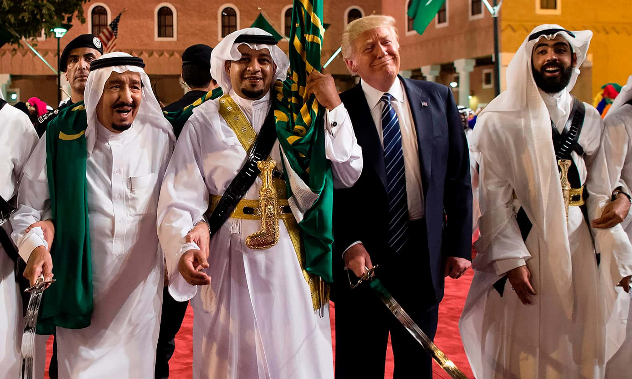 Саудовская аравия сравнение. Катар арабы-катарцы. Трамп и Король Саудовской Аравии. Арабы группа людей. Арабы сунниты.