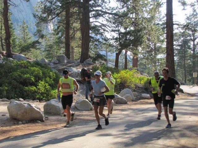 История: американец выигрывал марафоны, прячась в туалете