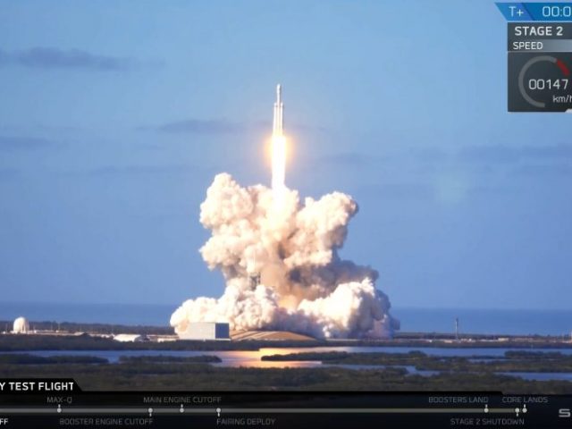 Илон Маск отправил Falcon Heavy к орбите Марса