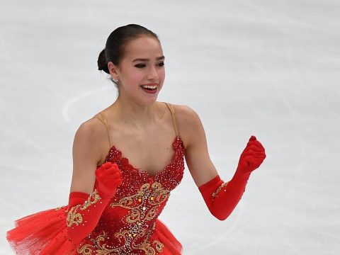«Держала себя в твердом кулаке»: 15-летняя фигуристка принесла России первое золото Олимпиады