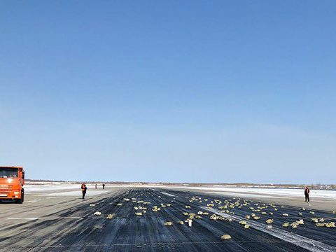 Самолет в Якутске засыпал взлетную полосу золотыми слитками