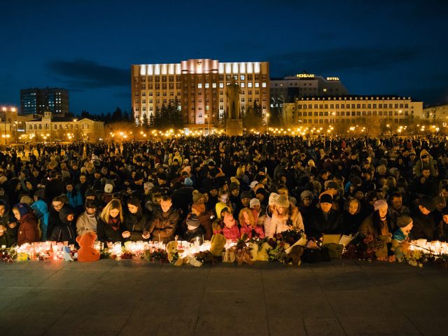 «Кемерово, мы с вами»: в городах России прошли акции памяти погибших при пожаре