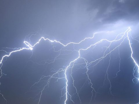 В Руанде от удара молнии в церковь погибли 16 человек, ранены 140
