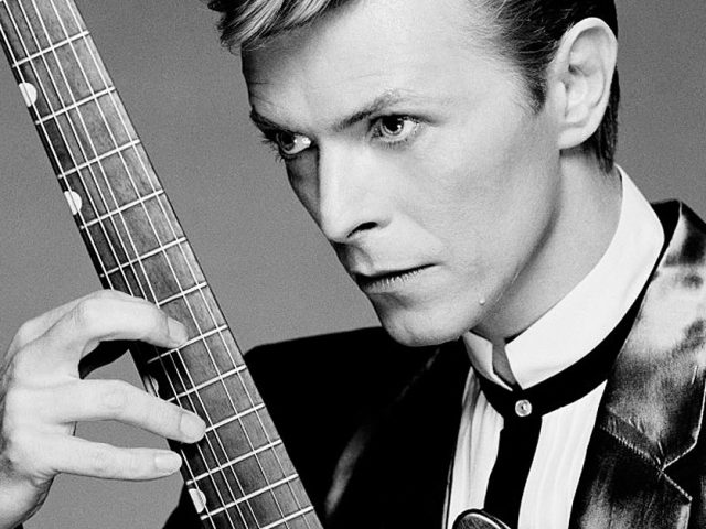 «Человек, который упал на Землю»: на ВДНХ изучат творчество Дэвида Боуи