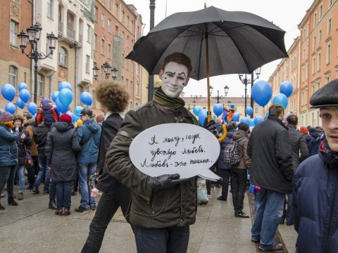 «Зажги синим»: в России проходят акции в поддержку людей с аутизмом