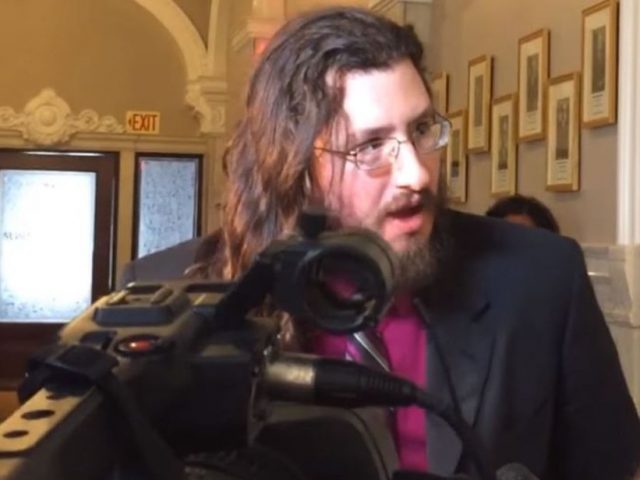 История: 30-летнего американца заставили съехать от родителей по суду — он попросил еще «хотя бы полгода»