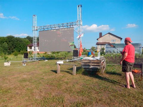 «Все свои»: житель Белгородской области устроил фан-зону во дворе