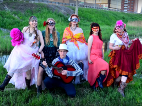 Жители Оби устроили венецианский карнавал в затопленном переходе