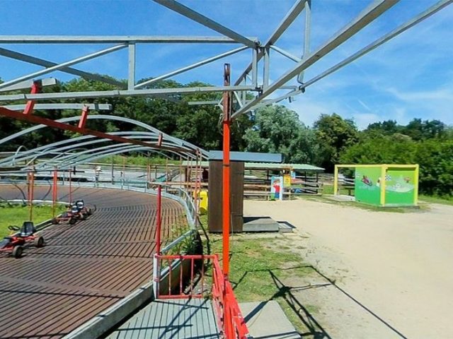 Под Парижем появится парк развлечений для нудистов