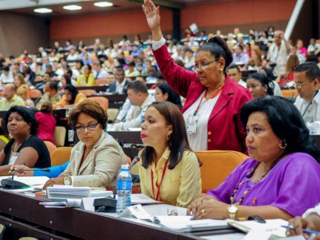 Парламент Кубы утвердил проект конституции, который разрешает частную собственность и гей-браки