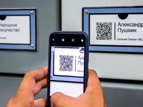 На всех станциях московского метро появятся виртуальные книжные полки
