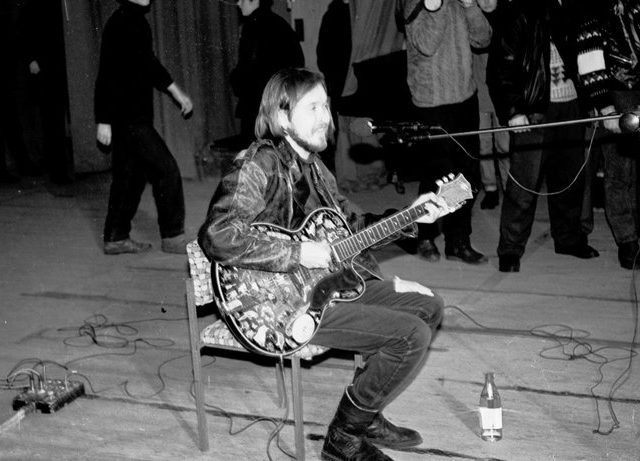 «Мы — лед под ногами майора»: поклонники Егора Летова спели перед зданием Минкульта