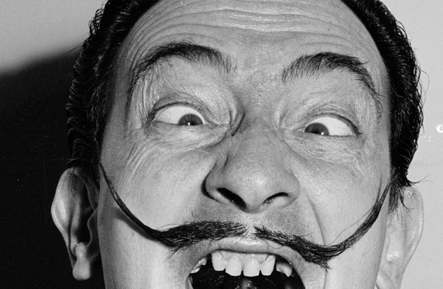 В Екатеринбурге посетительницы галереи повредили картину Сальвадора Дали