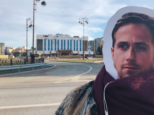 Фото дня: пластиковый Райан Гослинг гуляет по Тюмени