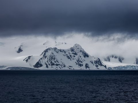 Площадь антарктического льда снизилась до рекордной отметки