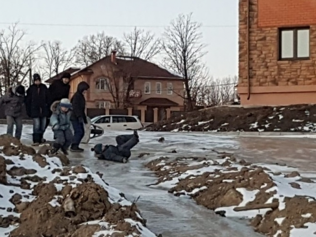 В Амурской области дети катались с фекальной горки