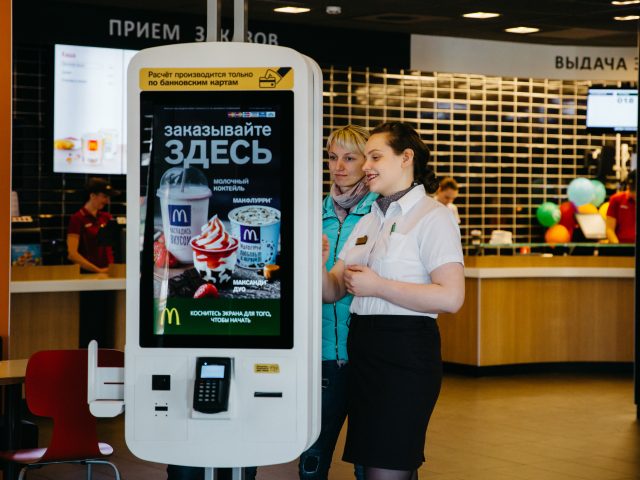 «Макдоналдс» введет услугу обслуживания столиков во всех городах России