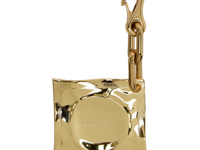 Вещь дня: золотой брелок-презерватив от Alexander Wang