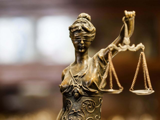 Госдума окончательно приняла законы о неуважении к власти и фейковых новостях