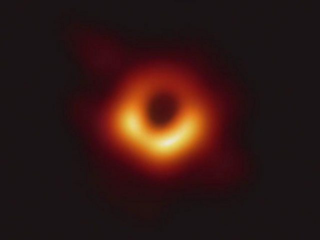 Обнародована первая в истории фотография черной дыры