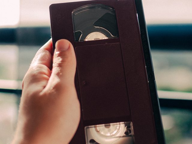 История: 40-летний американец судится с родителями, которые выбросили его коллекцию порно