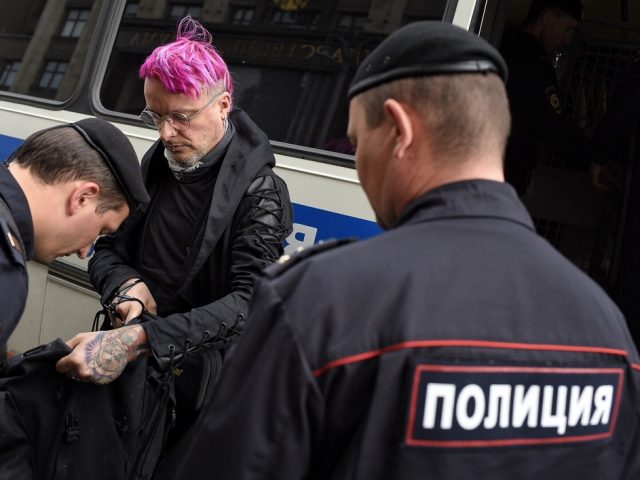 Активиста задержали за пикет у Госдумы: он поддержал жительницу Екатеринбурга, обвиненную в контрабанде наркотиков за покупку лекарств по интернету