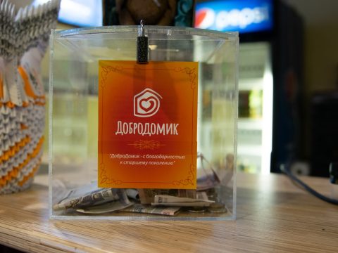 В Петербурге закрыли кафе, где бесплатно кормят пенсионеров — чиновники это отрицают. Собрали всё, что об этом известно