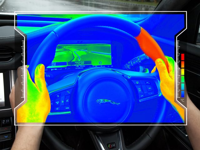 Руль Jaguar превратили в индикатор уведомлений