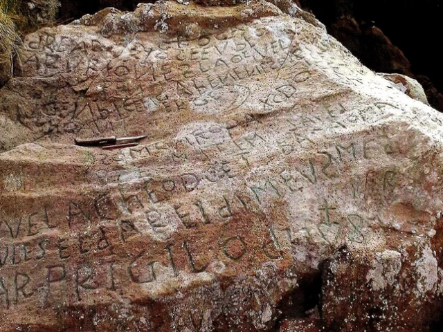 Французская деревня предлагает 2000 евро тому, кто расшифрует старинную надпись на камне