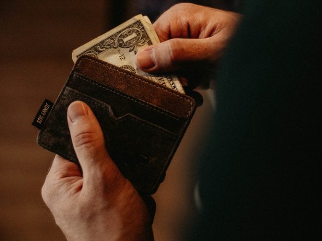 Эксперимент: люди чаще возвращают кошелек, в котором есть крупная сумма денег