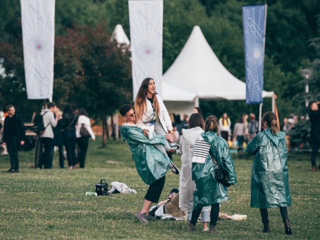 Находка: эко-дождевики из переработанного пластика от команды Bosco Fresh Fest