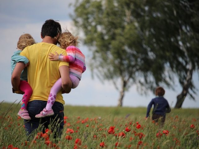 Цифра дня: сколько мужчин в России ушли в декрет в 2018 году