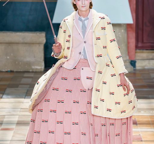 Юбки, зонты без ткани и сумки в виде таксы. Thom Browne представил летнюю мужскую коллекцию