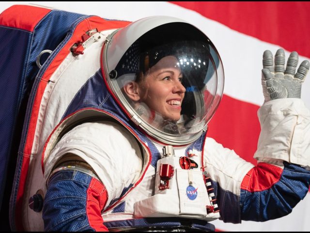 NASA показало новые скафандры, которые планируется использовать для полетов на Луну и Марс