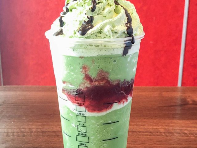 В американских Starbucks начали готовить фраппучино в честь «Джокера»