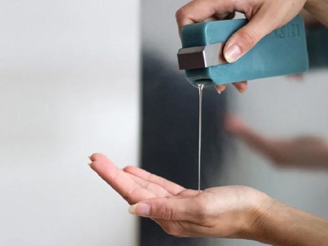 Никакого пластика. Дизайнер разработала упаковку для жидкого мыла из твердого мыла