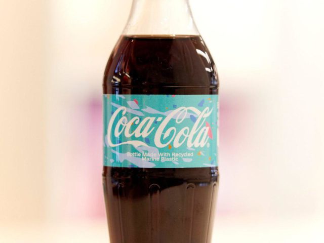 Coca-Cola представила бутылку из океанического пластика