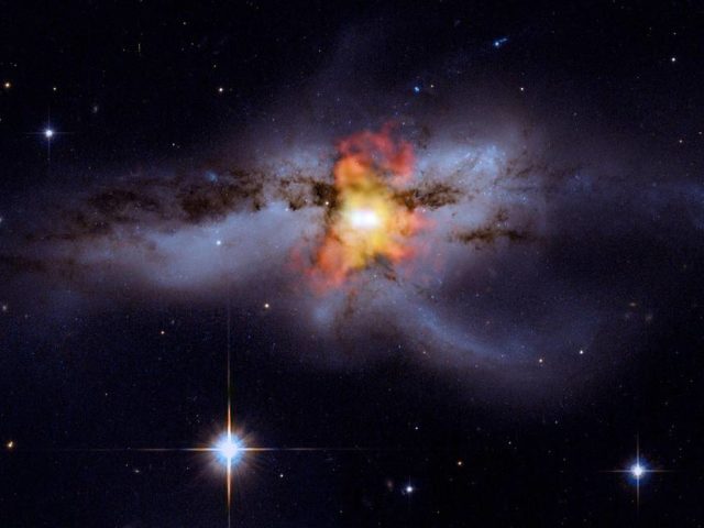 Ученые впервые нашли сразу три сверхмассивные черные дыры в центре одной галактики