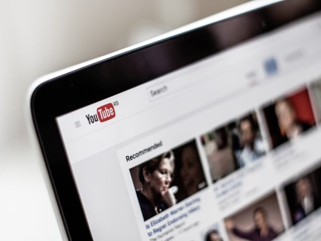 Модерация видео на YouTube может вызывать психические расстройства
