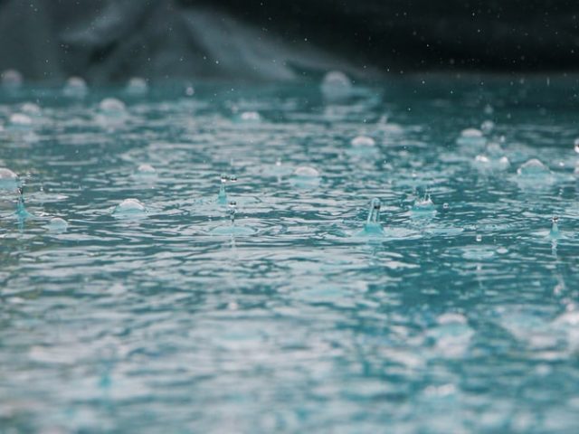 Ученые создали генератор, который добывает электроэнергию из дождя
