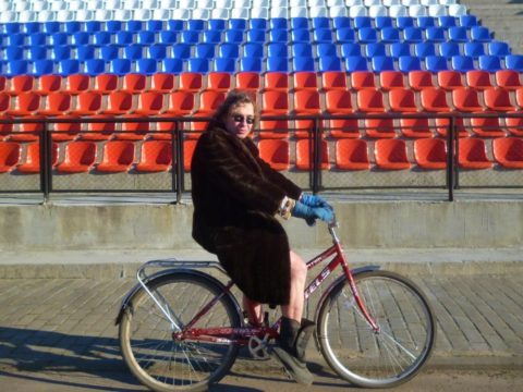 Фото под юбкой без трусиков