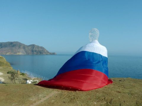 Эскимо-триколор и трамвай-кабриолет: как отметили День России в разных городах